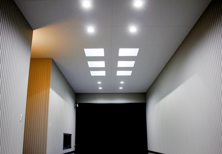 バルコニーから光を透過させた明るいガレージ