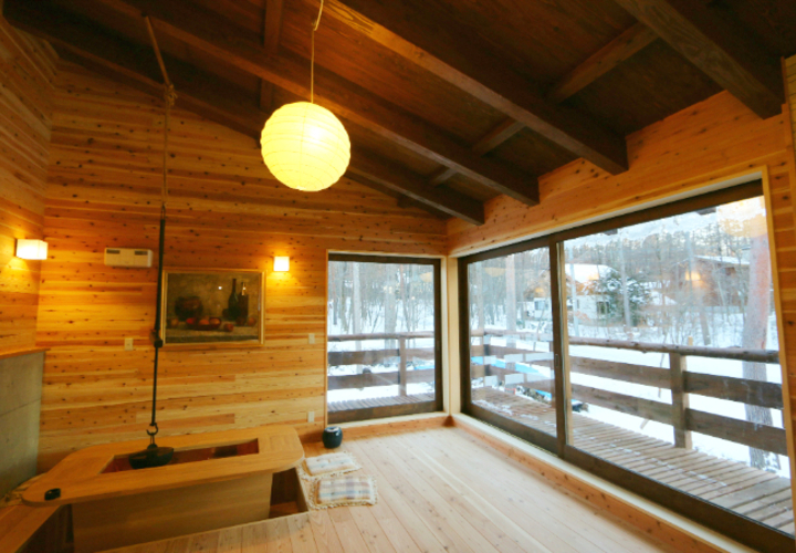 囲炉裏テーブルとバルコニー