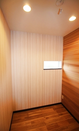 光が差し込む書斎