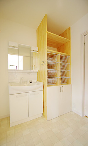 洗面横の収納棚も造作