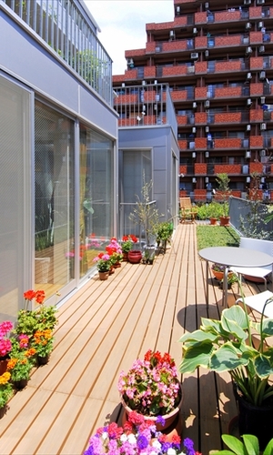 花の咲く屋上デッキ