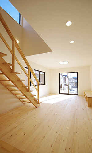 キッチンから見たリビング　階段上部には空が見える窓