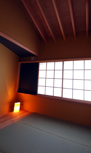 和室　壁：手漉き和紙