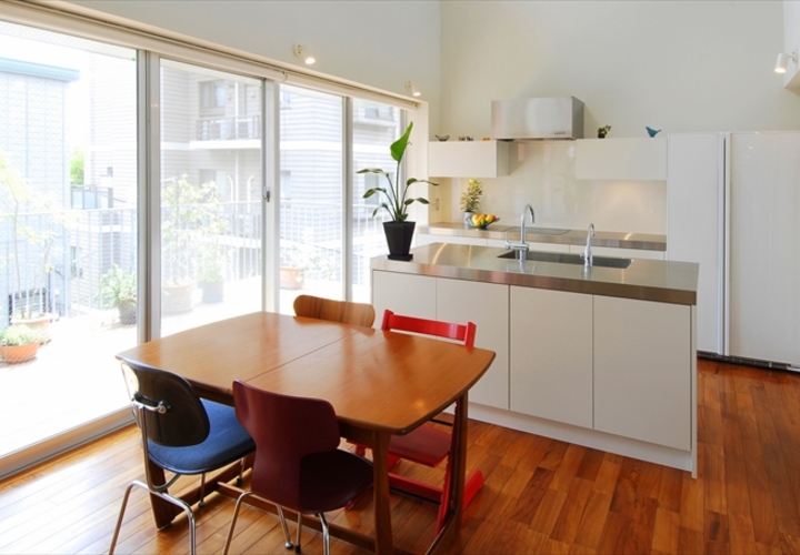 明るいキッチンとダイニング
