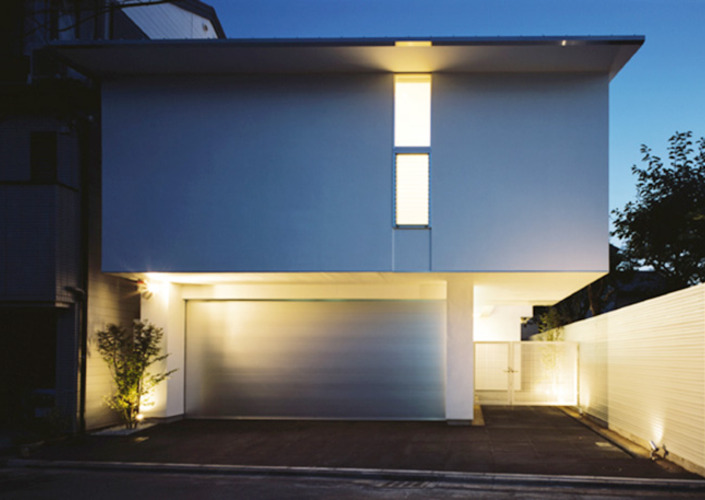 切妻と中庭の家　-縦長の敷地で、すべての部屋に直接光を届ける-