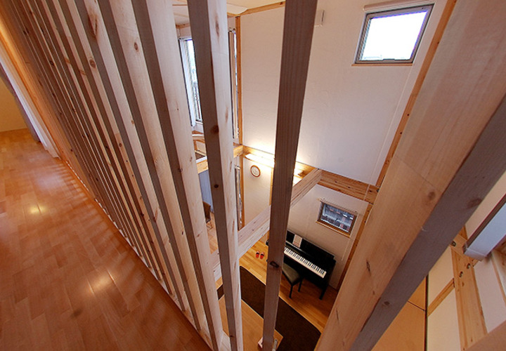 ３階寝室から見た吹き抜けの２階リビング