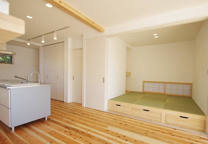 白い扉に隠された水廻り+畳ｽﾍﾟｰｽの段差を利用した収納