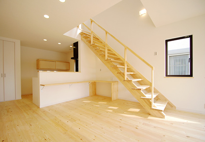 無垢材の床。温もりのある優しい印象のLDK。木製リビング階段