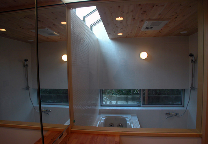 トップライトのある浴室