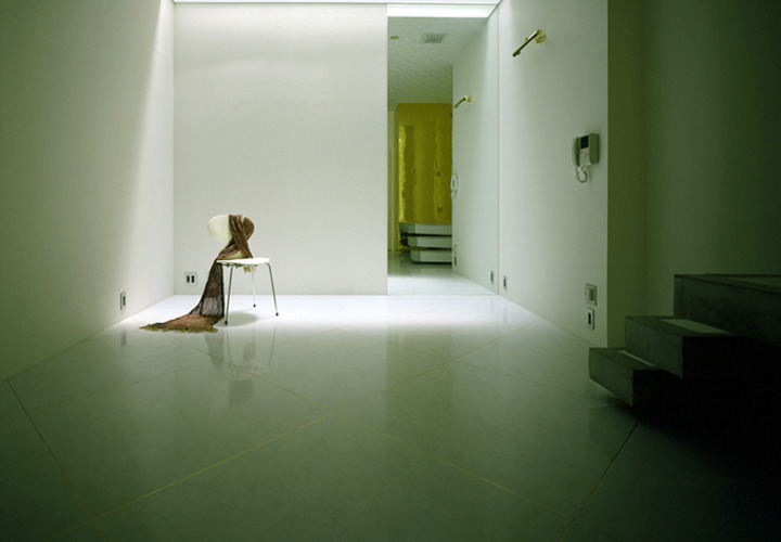 地下の寝室に幻想的な光が落ちる