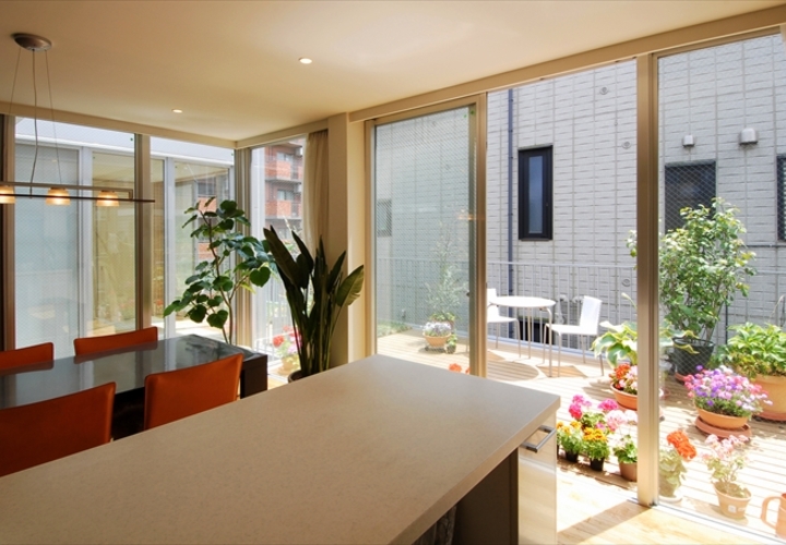 屋上デッキと明るいダイニングキッチン