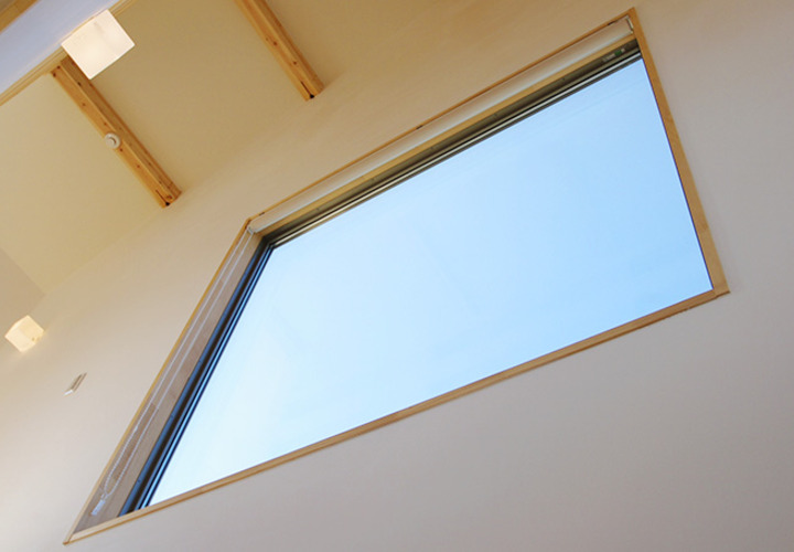 上下階に光を届ける　空を切り取る階段窓