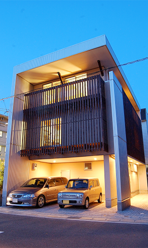 夜のライトアップに照らされると、より一層存在感を増す外観