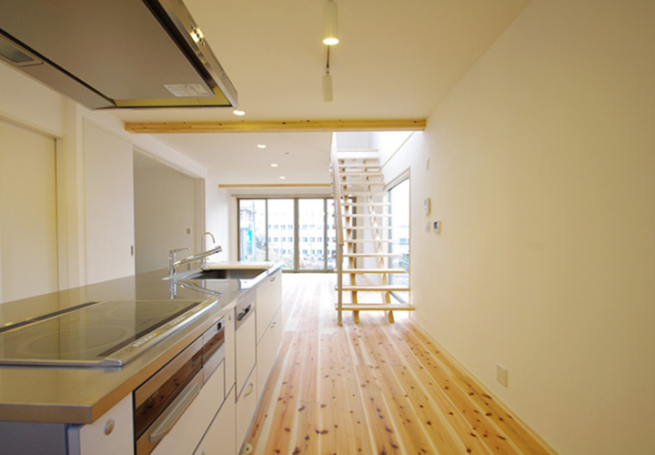 シンプルLDK リビング窓の光が届くキッチン