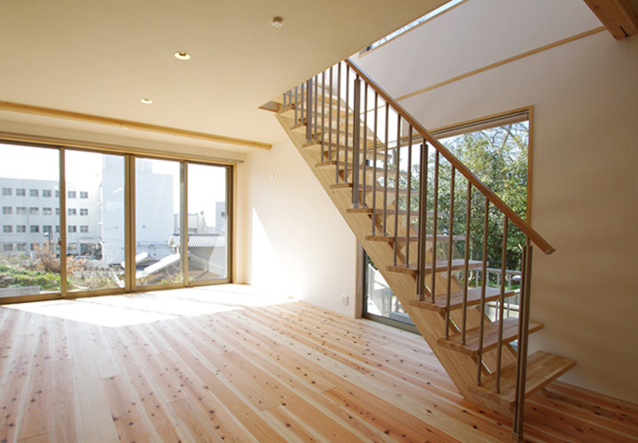 窓から光を取り込む明るいリビング