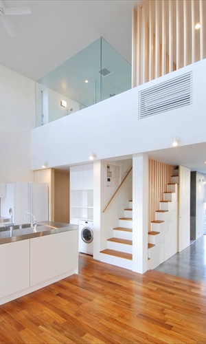 メゾネット住宅の天井の高い吹抜け