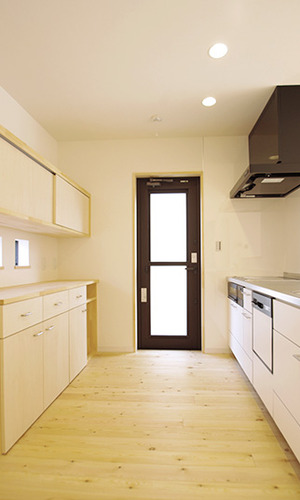 使い勝手の良いキッチン　キッチンカウンターも造作