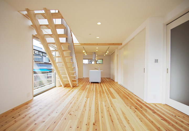 白壁のシンプルなLDK　白い引戸の中には畳ｽﾍﾟｰｽ