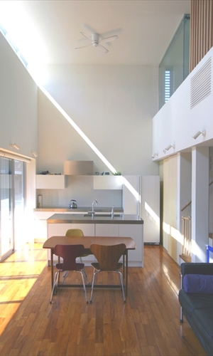 ハイサイドライトから光の入る天井の高いLDK