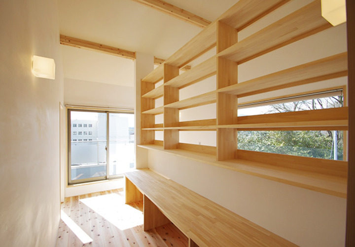 パブリックスペースの本棚とカウンターテーブル