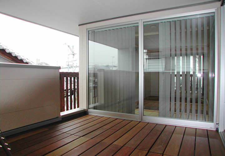 ３階バルコニーの大窓が２階のリビングへ優しい光を届ける