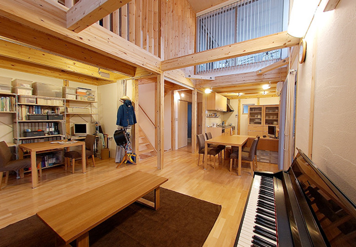 ２階の吹き抜け大空間のLDK　キッチン上部の大窓から３階のﾊﾞﾙｺﾆｰが見える