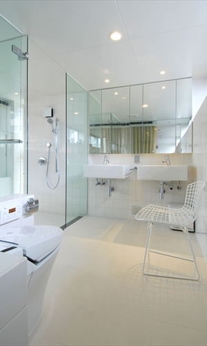 白に統一された洗面・浴室