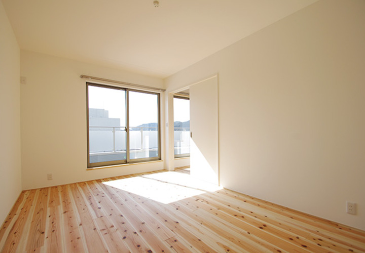 寝室　ﾊﾞﾙｺﾆｰ手摺がプライバシーを守りながら光を通す