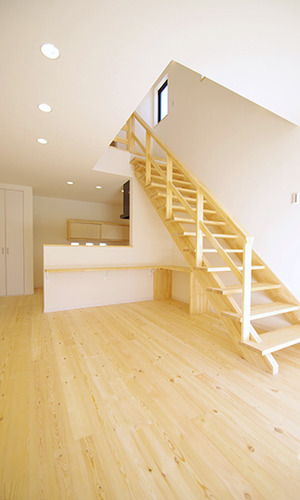 圧迫感を与えず、温もりを感じさせる木製のストリップ階段