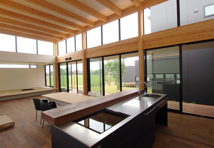 開口部を全面に設けた明るいLDK