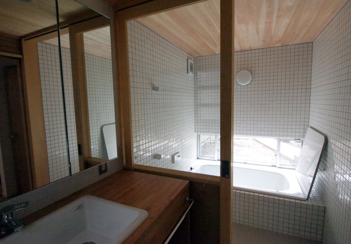 タイル貼りの浴室