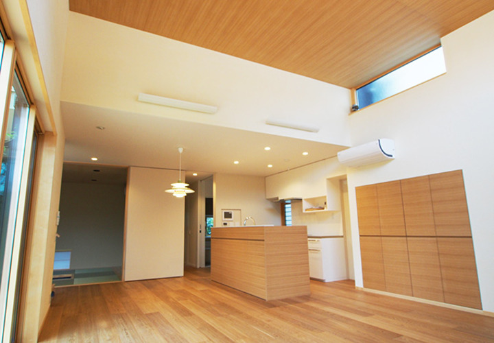 吹抜とハイサイドライトの開放的なリビング