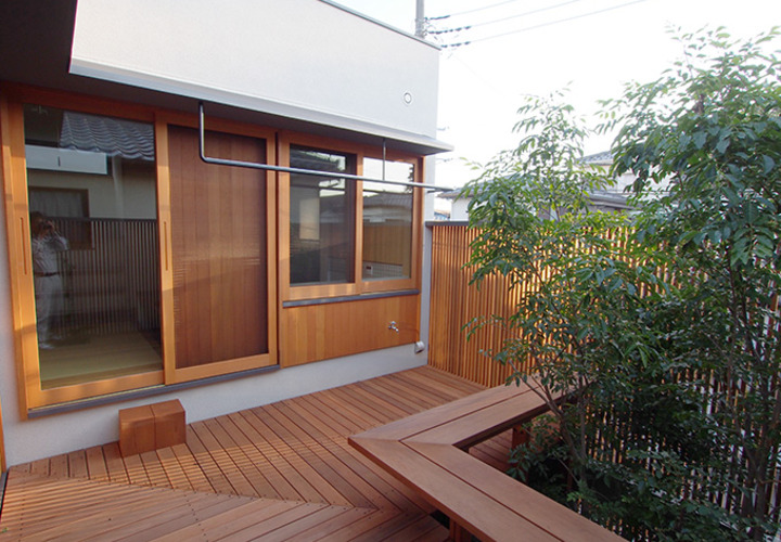 ウッドデッキと緑のあるテラス