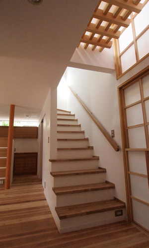 視線を遮りながら光の入るホール