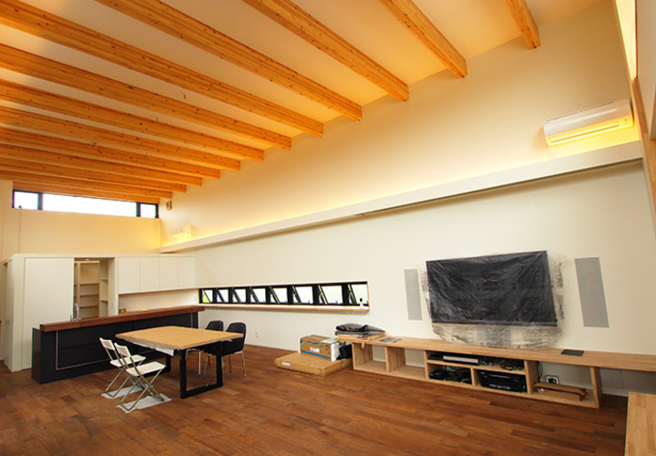 天井高のある開放的なリビング