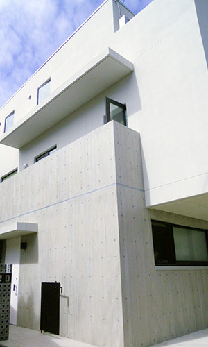 白いブロックが無機質に並ぶ外観