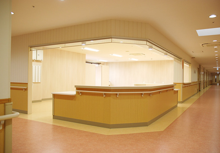 見晴らしの良い緩やかなカーブの受付