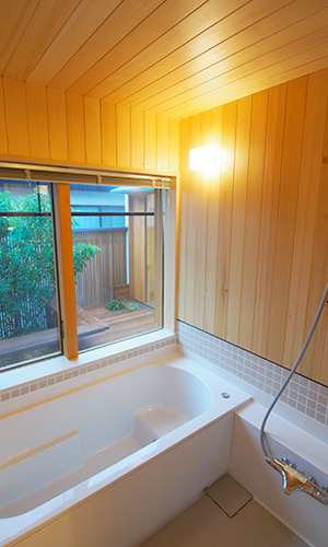 中庭に面した緑を望む浴室