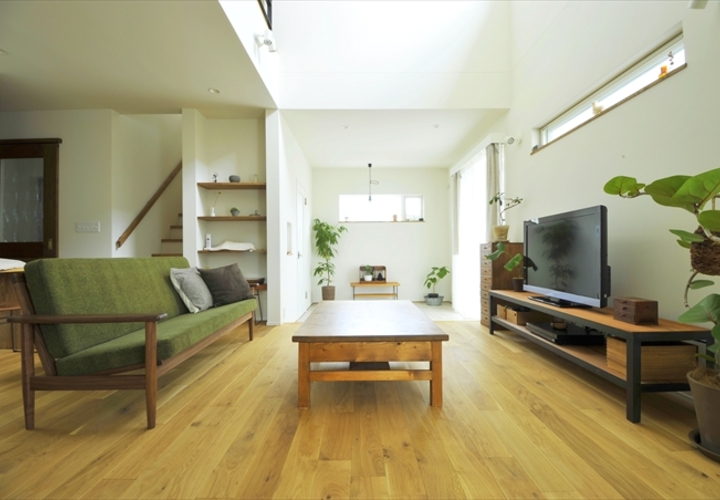インテリアと吹き抜けが魅力 光あふれるナチュラルな家　-　リビング