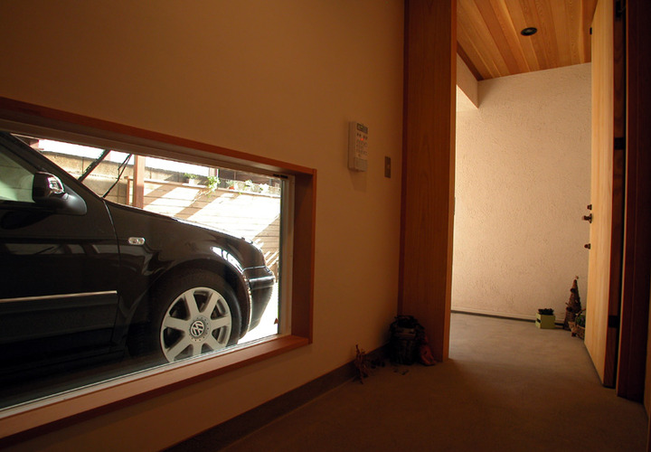 玄関から見えるガレージ