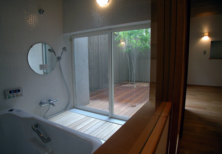 テラスにつながる浴室