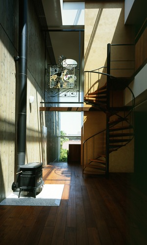 暖炉を中心に吹き抜けたリビング