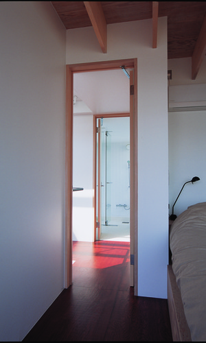 主寝室から浴室へ