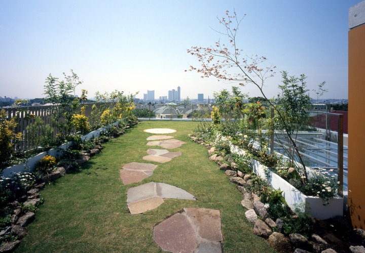 屋上庭園から、ベンチで寛ぎ摩天楼を楽しむ