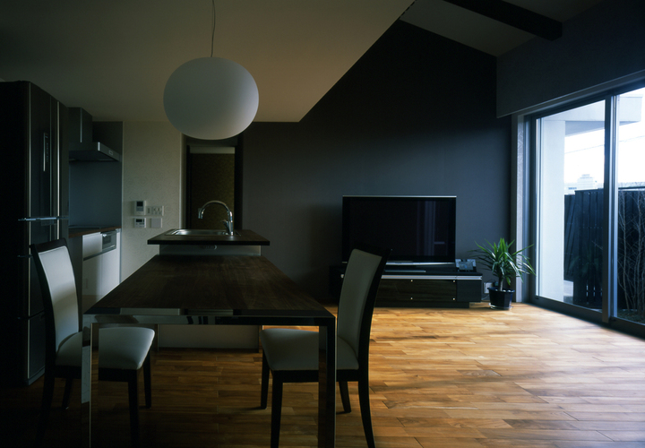 木の梁も現しで利用、和テイストの落ち着いた空間