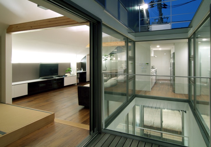 コートヤードをガラスで囲い、空間に光と広がりをもたらす