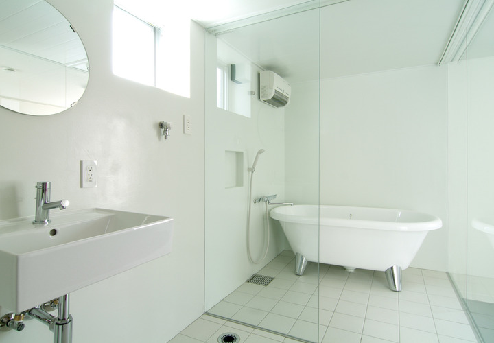 ワンルームの中でガラスで仕切り、部屋を狭く見せない水回り