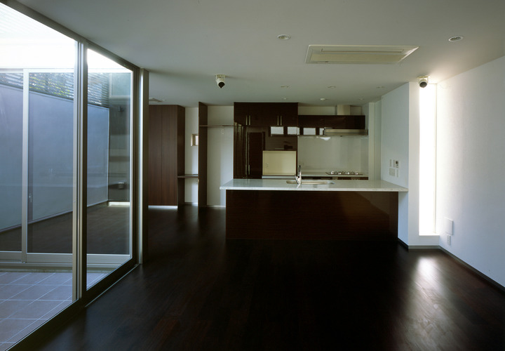 隣の家の視線を遮り、自然を感じたいので中庭を利用