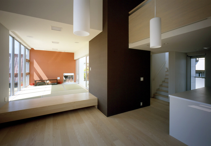 リビングが見渡せる和室、上がり框は車椅子の座の高さに合わせています。