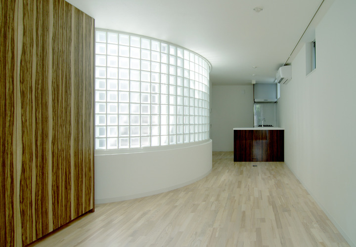 住宅密集地で、プライバシーを守り１階まで光を届ける